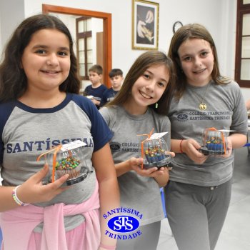 Mães dos estudantes do 5º  ano recebem um doce presente recheado de carinho