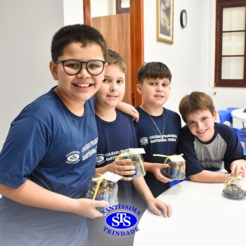 Mães dos estudantes do 5º  ano recebem um doce presente recheado de carinho