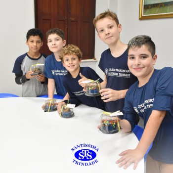 Mães dos estudantes do 5º  ano recebem um doce presente recheado de carinho