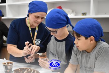 Mães dos estudantes do 5º  ano recebem um doce presente recheado de carinho