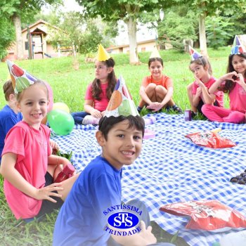 Turmas do 1º ano celebram os 112 anos do Colégio no Parque Franciscano STS com piquenique