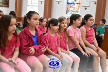 Alunos refletem sobre o sentido do Natal durante celebração | 2º ano