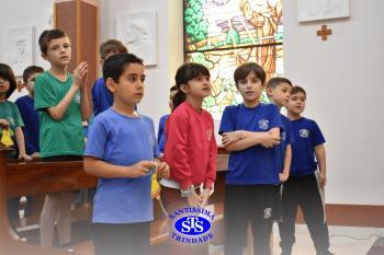 Alunos refletem sobre o sentido do Natal durante celebração | 2º ano