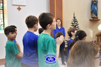 Alunos refletem sobre o sentido do Natal durante celebração | 2º ano