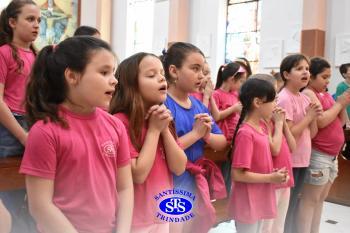 Alunos refletem sobre o sentido do Natal durante celebração | 2º ano