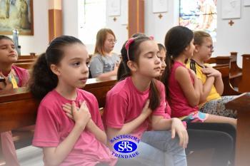 Alunos refletem sobre o sentido do Natal durante celebração | 2º ano