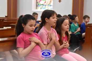 Alunos refletem sobre o sentido do Natal durante celebração | 2º ano