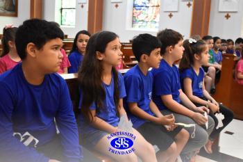 Alunos refletem sobre o sentido do Natal durante celebração | 2º ano