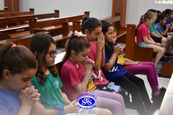 Alunos refletem sobre o sentido do Natal durante celebração | 2º ano