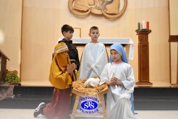 Alunos refletem sobre o sentido do Natal durante celebração | 2º ano