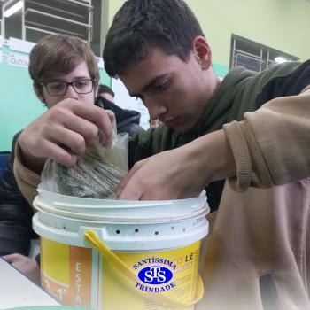 Alunos realizam atividade de compostagem | Consciência Ambiental