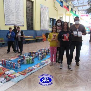 Tapete Fraterno com mais de 400 quilos de alimentos
