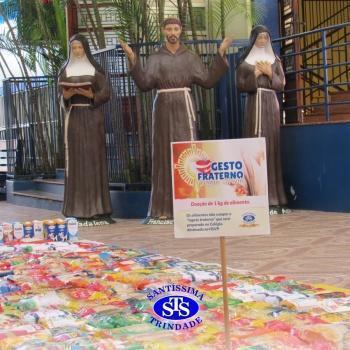 Tapete Fraterno com mais de 400 quilos de alimentos