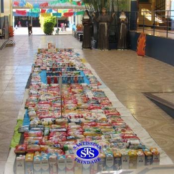 Tapete Fraterno com mais de 400 quilos de alimentos