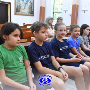 Estudantes do 4º ano rezam Terço na Capela em ação de graças ao aniversário do Colégio