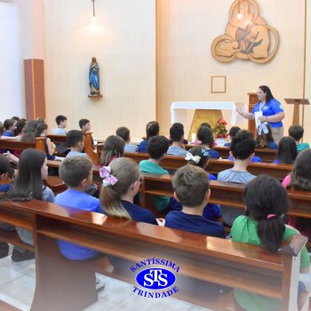 Estudantes do 4º ano rezam Terço na Capela em ação de graças ao aniversário do Colégio