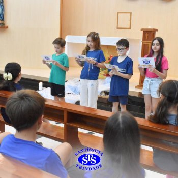 Estudantes do 4º ano rezam Terço na Capela em ação de graças ao aniversário do Colégio