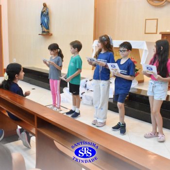 Estudantes do 4º ano rezam Terço na Capela em ação de graças ao aniversário do Colégio