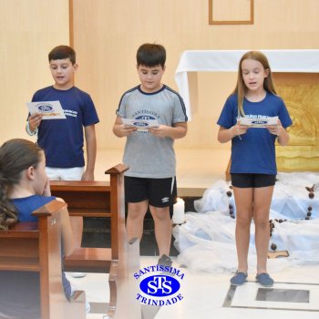 Estudantes do 4º ano rezam Terço na Capela em ação de graças ao aniversário do Colégio