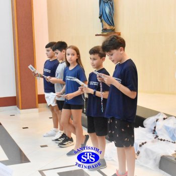 Estudantes do 4º ano rezam Terço na Capela em ação de graças ao aniversário do Colégio