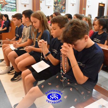 Estudantes do 4º ano rezam Terço na Capela em ação de graças ao aniversário do Colégio