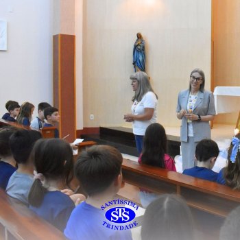 Estudantes do 4º ano rezam Terço na Capela em ação de graças ao aniversário do Colégio