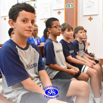 Estudantes do 4º ano rezam Terço na Capela em ação de graças ao aniversário do Colégio