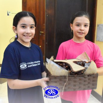 Estudantes do 4º ano rezam Terço na Capela em ação de graças ao aniversário do Colégio