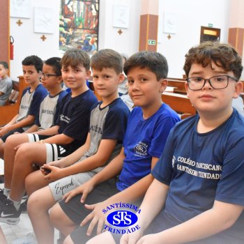 Estudantes do 4º ano rezam Terço na Capela em ação de graças ao aniversário do Colégio