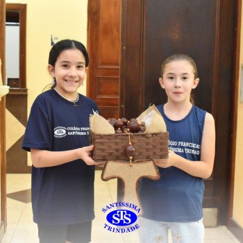 Estudantes do 4º ano rezam Terço na Capela em ação de graças ao aniversário do Colégio