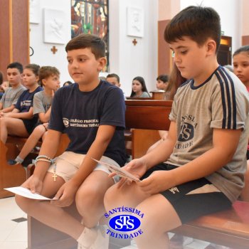 Estudantes do 4º ano rezam Terço na Capela em ação de graças ao aniversário do Colégio