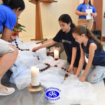 Estudantes do 4º ano rezam Terço na Capela em ação de graças ao aniversário do Colégio