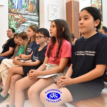 Estudantes do 4º ano rezam Terço na Capela em ação de graças ao aniversário do Colégio