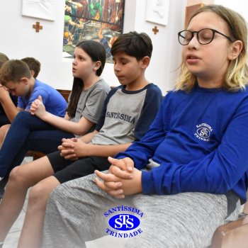 Estudantes do 4º ano rezam Terço na Capela em ação de graças ao aniversário do Colégio