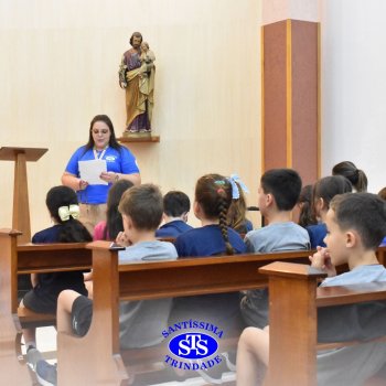 Estudantes do 4º ano rezam Terço na Capela em ação de graças ao aniversário do Colégio