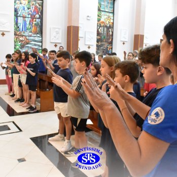 Estudantes do 4º ano rezam Terço na Capela em ação de graças ao aniversário do Colégio