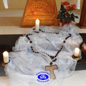 Estudantes do 4º ano rezam Terço na Capela em ação de graças ao aniversário do Colégio