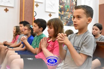 Estudantes do 4º ano rezam Terço na Capela em ação de graças ao aniversário do Colégio