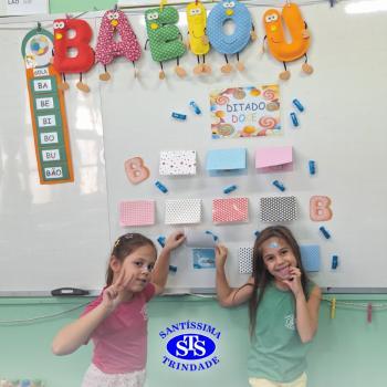 Alunos do 1º ano realizam atividades que auxiliam na alfabetização