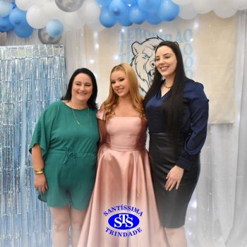 Estudantes da 3ª série celebram Formatura do Ensino Médio