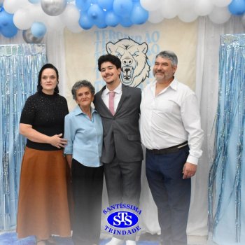 Estudantes da 3ª série celebram Formatura do Ensino Médio