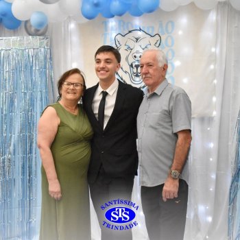 Estudantes da 3ª série celebram Formatura do Ensino Médio