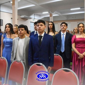 Estudantes da 3ª série celebram Formatura do Ensino Médio