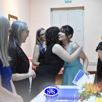 Estudantes da 3ª série celebram Formatura do Ensino Médio