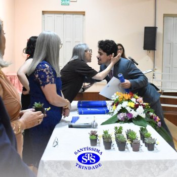 Estudantes da 3ª série celebram Formatura do Ensino Médio