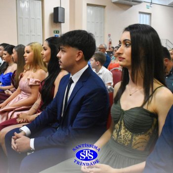 Estudantes da 3ª série celebram Formatura do Ensino Médio