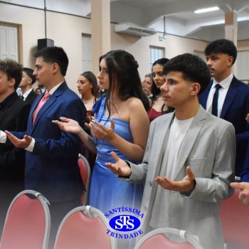 Estudantes da 3ª série celebram Formatura do Ensino Médio