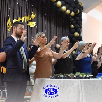 Estudantes da 3ª série celebram Formatura do Ensino Médio