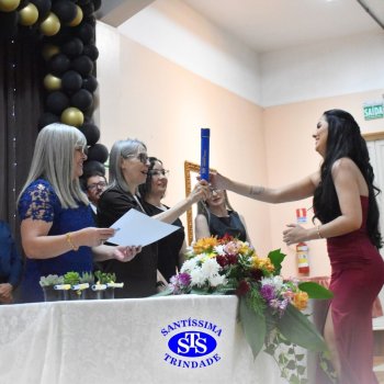 Estudantes da 3ª série celebram Formatura do Ensino Médio