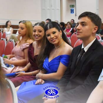 Estudantes da 3ª série celebram Formatura do Ensino Médio